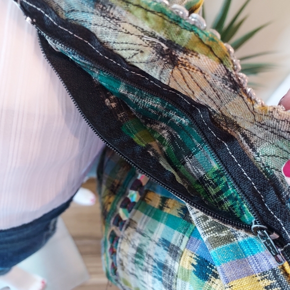 Ladies Designer Apron with Embroidered Detail: Scallop Edging: Zip Pockets. - Picture 5 of 16